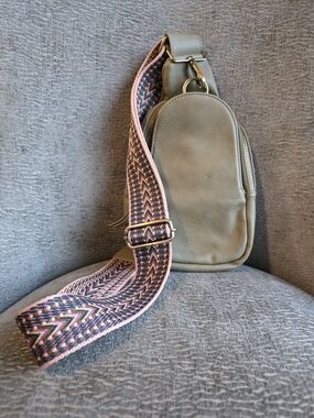 Beautiful Anthropologie Urban Originals Olive Green Leather Sling/Crossbody Bag